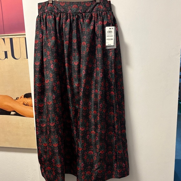 On 34th Chic Black and Red Floral Midi Skirt M - Picture 1 of 4